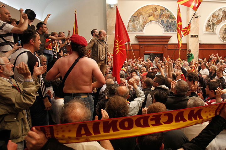 Спецназ Македонії розблокував зайнятий демонстрантами парламент: поранено 10 поліцейських