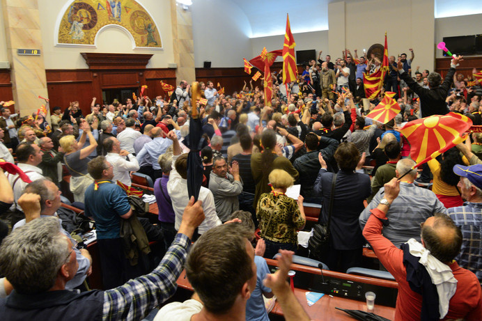 ЄС засудив захоплення парламенту Македонії