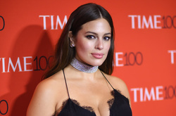 Модель plus-size Эшли Грэм блистала на красной дорожке в откровенном топе и юбке с разрезом