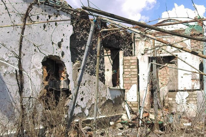 Росії все ще мало крові. Моторошні фото зі зруйнованого Широкиного на Донбасі