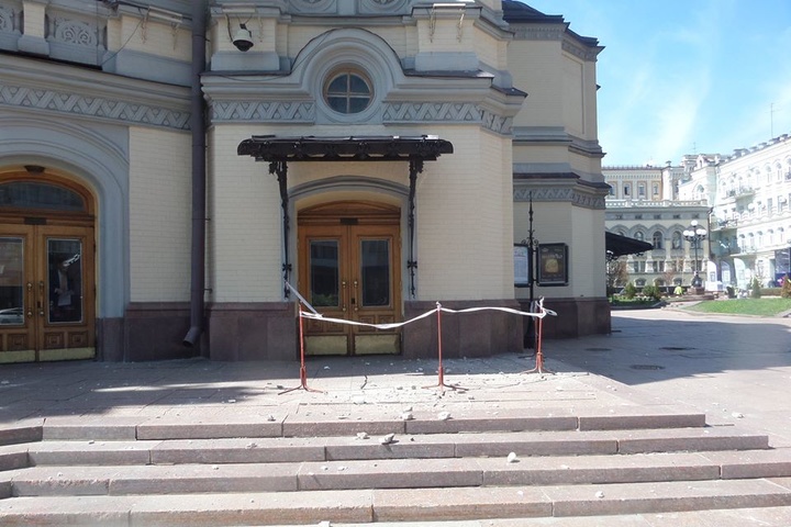 Оперний театр у Києві «втомився». Фасад будівлі почав руйнуватися