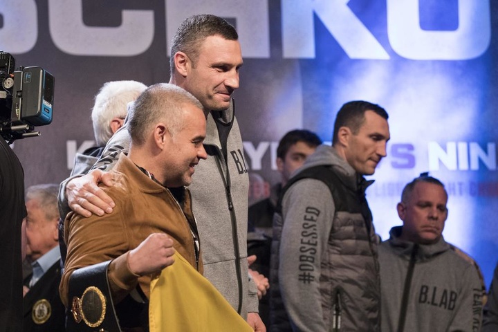 Віталій Кличко прийшов підтримати брата на церемонію зважування перед майбутнім боєм