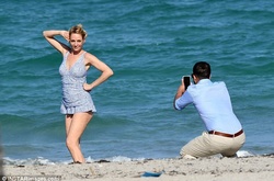 Ума Турман в мини-платье похвасталась стройной фигурой и длинными ногами