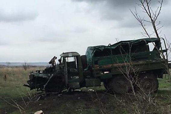 На Донбасі підірвався військовий автомобіль: загинув боєць