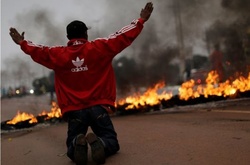 Протести в Бразилії: сутички з поліцією, палаючі покришки і погром банку