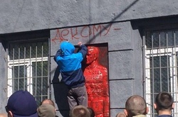 Декомунізовано: в Одесі зафарбували меморіальну дошку Жукову на стіні військкомату