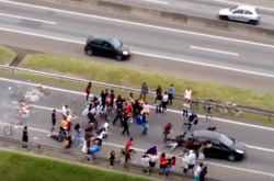 У Бразилії автівка проїхалася прямо по мітингувальниках, які хотіли її заблокувати