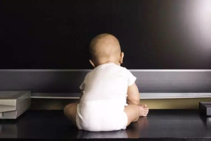 На Одещині загинула 1-річна дитина, яка перекинула на себе телевізор