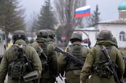 Російські солдати окуповують Крим