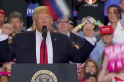 Під час виступу Трампа невідомий кинув оберемок російських прапорів