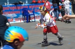 У вишиванці і на роликах: юна кримчанка вразила мережу патріотичним вчинком