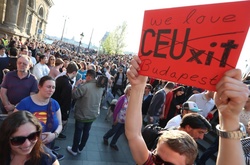  Акція на підтримку Центрально-Європейського університету в Будапешті. 