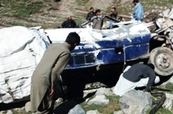 У Пакистані через падіння мікроавтобуса в ущелину загинули 11 людей