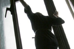 В Енергодарі Запорізької області з вікна квартири на дев'ятому поверсі викинули 12-річну дівчинку