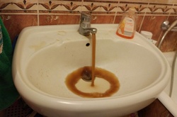 Мешканці столичної Оболоні скаржаться на жахливу якість води з-під крана