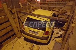 П’яна ДТП: у Києві дівчина на автівці влетіла у котлован