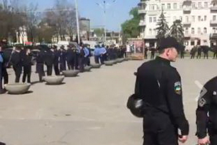 «Радянські офіцери» в оточенні правоохоронців влаштували у Дніпрі демонстрацію