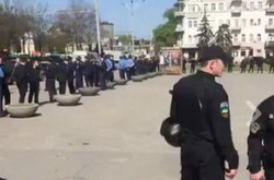 «Радянські офіцери» в оточенні правоохоронців влаштували у Дніпрі демонстрацію