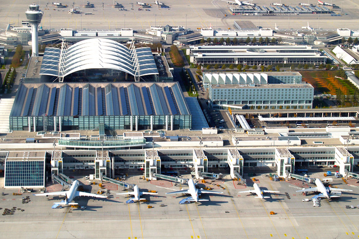 В аеропорту Мюнхена задимівся літак: десятки людей евакуйовано