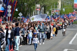 Першотравень в окупованому Донецьку. Колишній «мер» вийшов в люди з рацією і зброєю