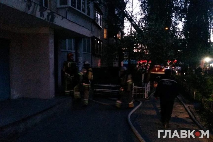 У Києві на Борщагівці горить квартира. Рятувальники евакуюють мешканців будинку