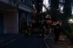 У Києві на Борщагівці горить квартира. Рятувальники евакуюють мешканців будинку