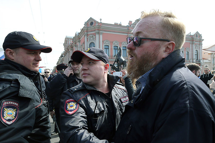 Поліція ледь врятувала одіозноного російського депутата-гомофоба від гей-активістів