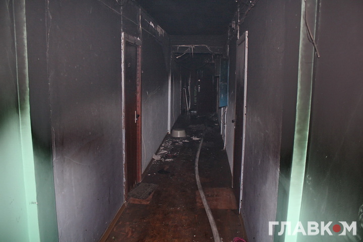 Першотравень на столичній Борщагівці «відзначили» пожежею у квартирі. Фоторепортаж з пекла