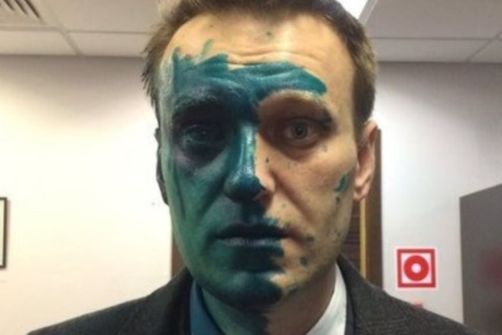 Навальний жаліється, що поліція не розслідує напад на нього