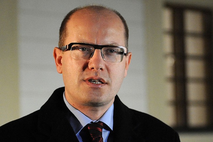 Прем’єр Чехії відправить уряд у відставку через «підозрілі махінації» деяких міністрів