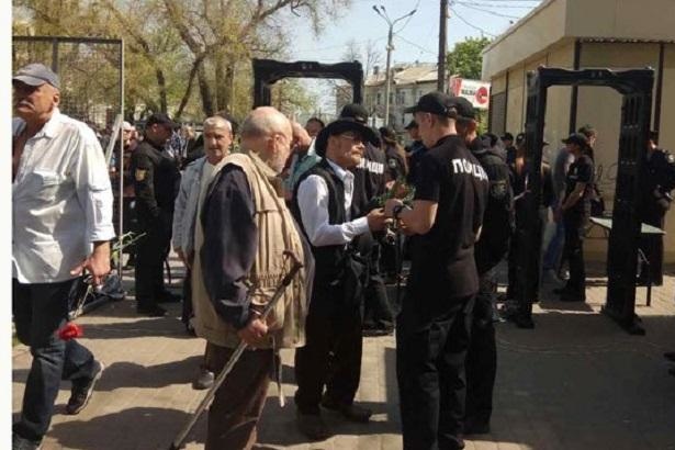 В Одесі до відділів поліції доставили чотирьох людей