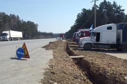  У Єкатеринбурзі трактор вирив канаву навколо стоянки 