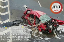 Жахлива ДТП у столиці: таксі влетіло в опору моста