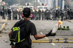  Демонстрант із коктейлем Молотова під час протестів у Венесуелі 