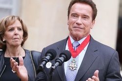 Франсуа Олланд вручил Арнольду Шварценеггеру орден Почетного легиона