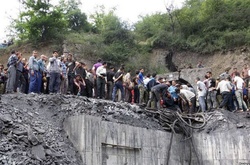  Люди зібралися біля шахти, де стався вибух 