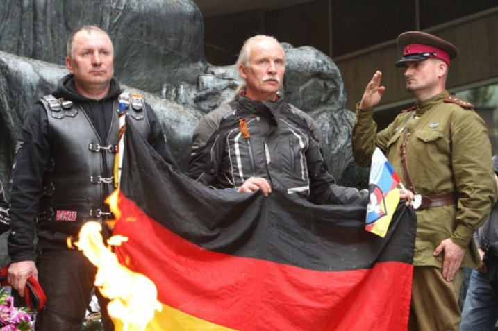 Путінські байкери прорвалися через словацький кордон і рушили на Угорщину
