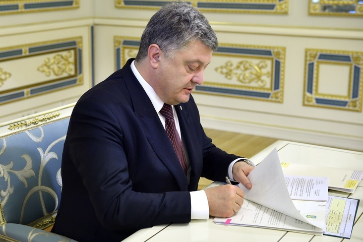 <p>Петро Порошенко підписав закони про грошове забезпечення військових та їхніх родин</p> - Родина військового, загиблого в АТО, отримає від держави понад 1,2 млн грн – Порошенко