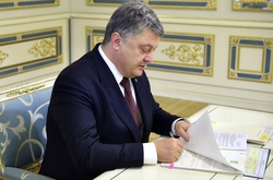  Петро Порошенко підписав закони про грошове забезпечення військових та їхніх родин 