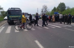 На Львівщині селяни перекрили трасу через сморід з очисних полів