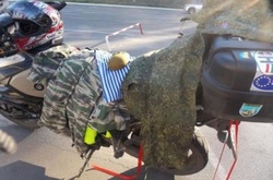 Мотоцикл SUZUKI і речі росіянина