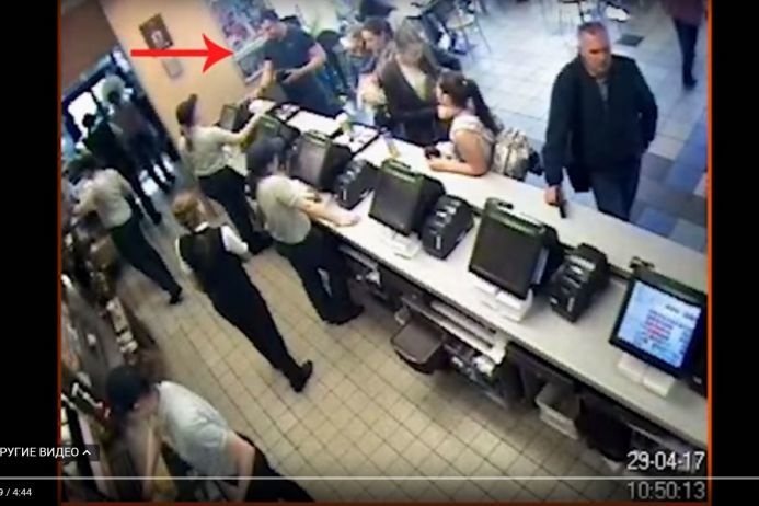 Вбивство через куріння. Поліція опублікувала відео зі столичного McDonald's