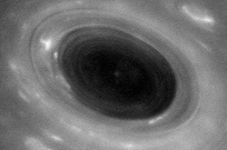 NASA показало видео пролета Cassini над поверхностью Сатурна