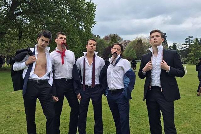 Син Порошенка сфотографувався з оголеним торсом - ЗМІ