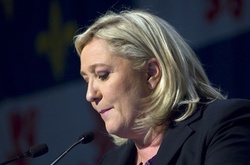 Ле Пен закидали яйцями під час поїздки в Бретань