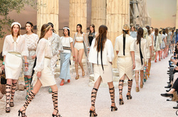 В коллекции Chanel Resort 2018 ожили мифы Древней Греции