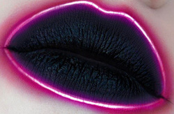 Неоновые губы взорвали сеть