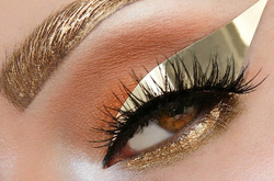 Ты просто космос: голографические стрелки завоевали сердца модниц