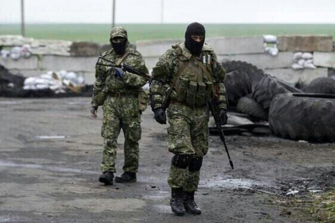 У «ДНР» російський військовий на бойовій машині наїхав на авто місцевого жителя