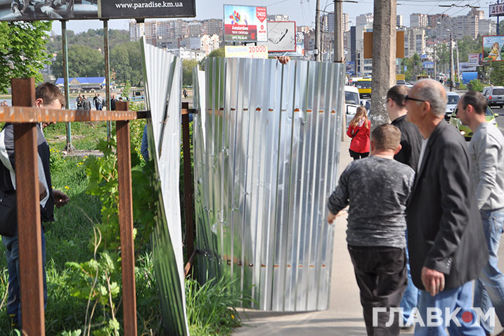 У центрі Хмельницького свободівці і комунальники знесли будівельний паркан